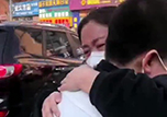 本溪市中心醫(yī)院馳援武漢醫(yī)療人員高榮與兒子深情相擁