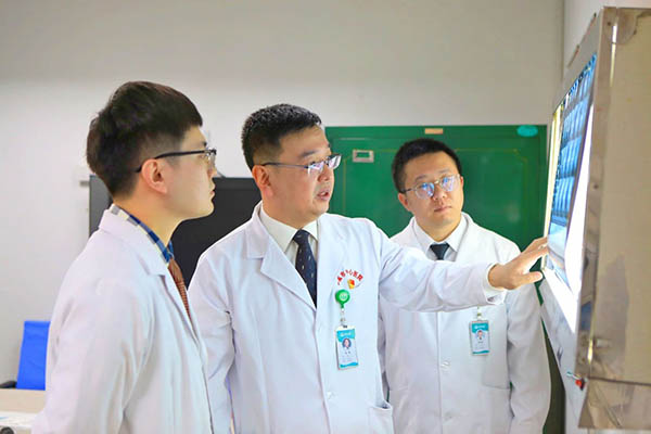 前沿技術(shù)丨多疾病纏身 多學(xué)科助力 為“特殊”患者成功實施股骨頭置換術(shù)